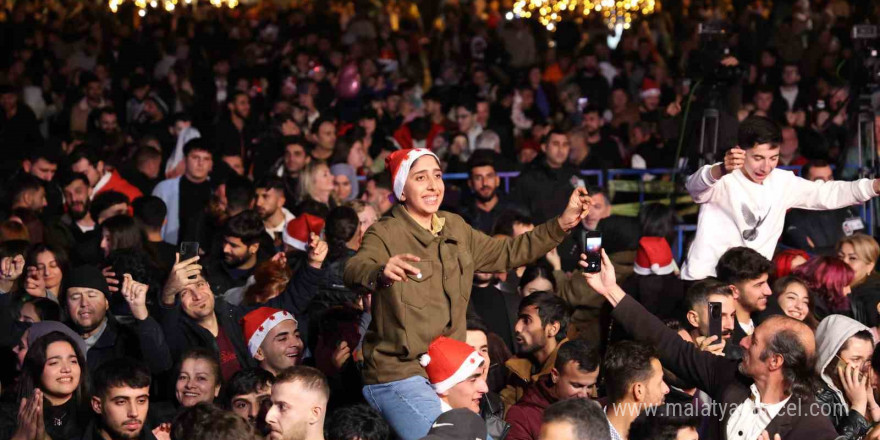 Antalyalılar yeni yıl coşkusunu Cumhuriyet Meydanı’nda yaşadı