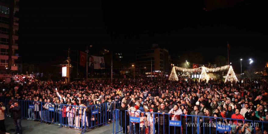 Antalyalılar yeni yıl coşkusunu Cumhuriyet Meydanı’nda yaşadı