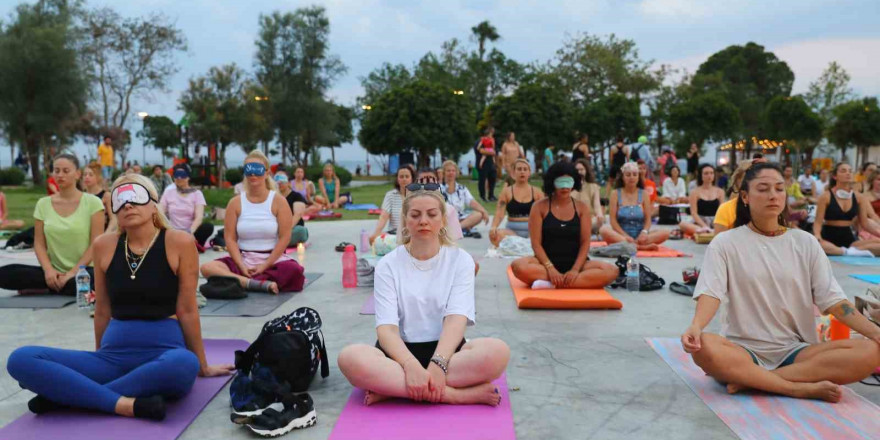 Antalya’nın dünyaca ünlü Konyaaltı sahilinde yoga yaptılar