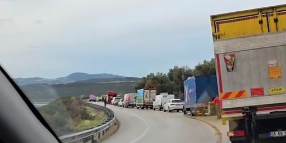 Antalya’nın ilçelerinde sağanak etkili oldu, ev ve seraları su bastı, dağdan sürüklenen kaya parçaları yolu kapattı