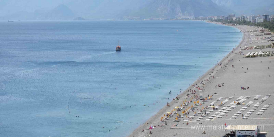 Antalya’nın sabahı kış, öğleni yaz oldu, tatilciler neye uğradığını şaşırdı