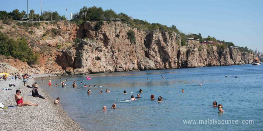 Antalya’nın sabahı kış, öğleni yaz oldu, tatilciler neye uğradığını şaşırdı