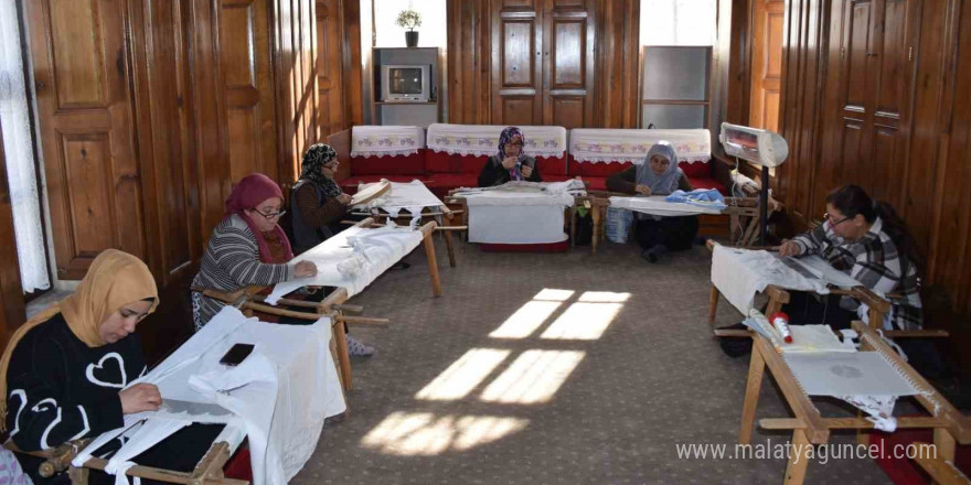 Antep işi nakış sanatı hem meslek sahibi yapıyor hem de para kazandırıyor