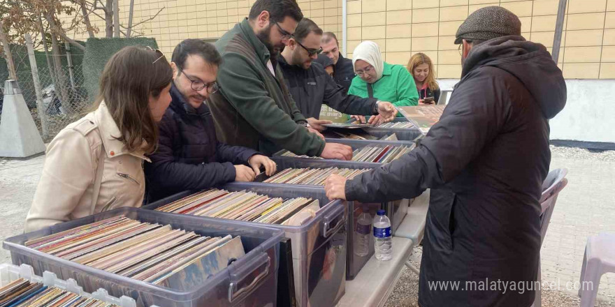 Antika ürünler alırken replikalara aldanmamak için uzmanına danışmak önemli