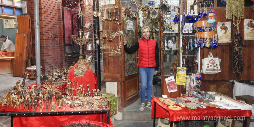 Antikacı kadın zorluklara rağmen babasının mirasını yaşatıyor