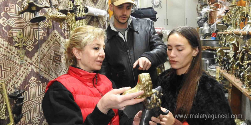 Antikacı kadın zorluklara rağmen babasının mirasını yaşatıyor