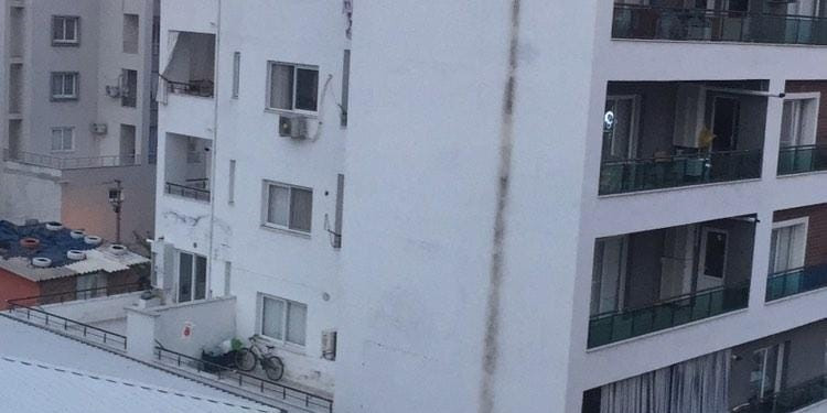 Apartman dairesinde yangın: 2 kişi dumandan etkilendi