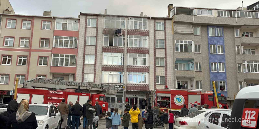 Apartman dairesinde yangın: Anne ve çocuğu dumandan etkilendi