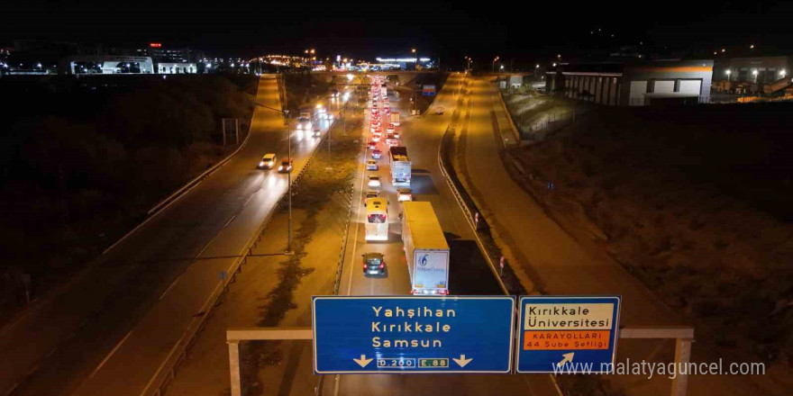 Ara tatil başladı, 43 ilin geçiş güzergahında trafik yoğunluğu arttı: Havadan böyle görüntülendi