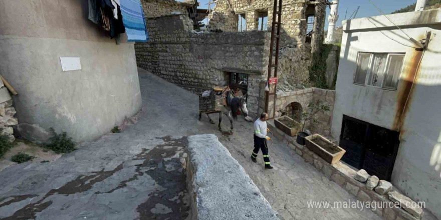 Araç giremeyen dar ve engebeli sokakların temizliği Kıroğlan’dan soruluyor