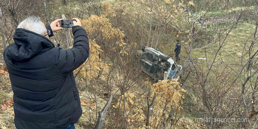 Araç şarampole yuvarlandı, sürücü sıkıştığı yerden güçlükle kurtarıldı