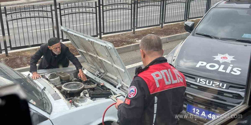 Aracı cadde ortasında bozulan yaşlı adamın yardımına polis ekipleri yetişti