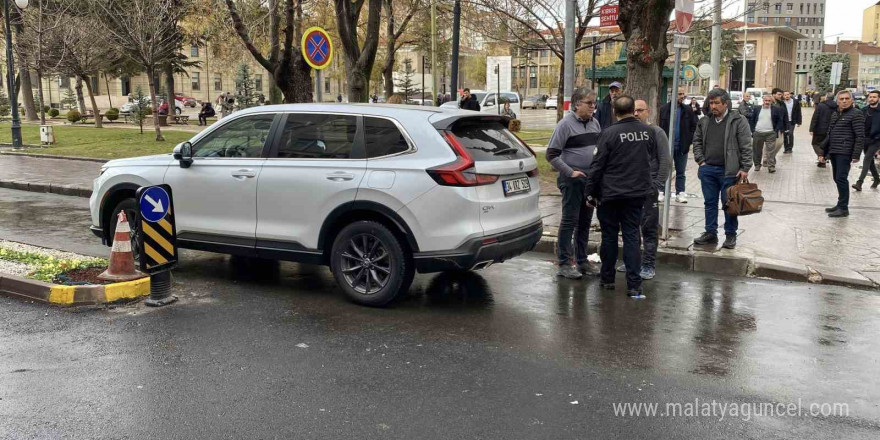 Aracın aynasının çarpması sonucu yere düşen adam başından yaralandı