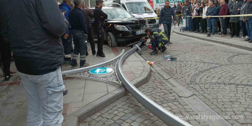 Aracın çarptığı aydınlatma direği yayaların üzerine düştü: 6 yaralı