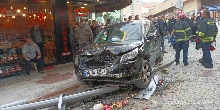 Aracın çarptığı aydınlatma direği yayaların üzerine düştü: 6 yaralı