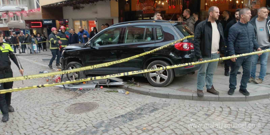 Aracın çarptığı aydınlatma direği yayaların üzerine düştü: 6 yaralı