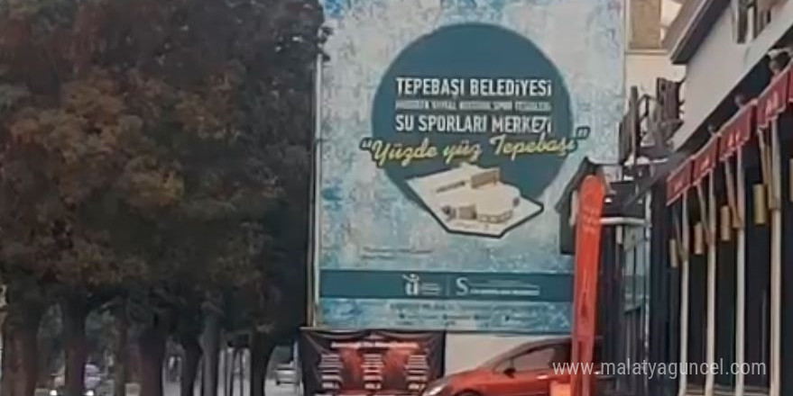 Aracıyla defalarca çarparak eğlence mekanının camını çerçevesini indirdi