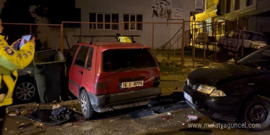 Aracıyla park halindeki 3 otomobile çarpan sürücü olay yerinden yaya olarak kaçtı