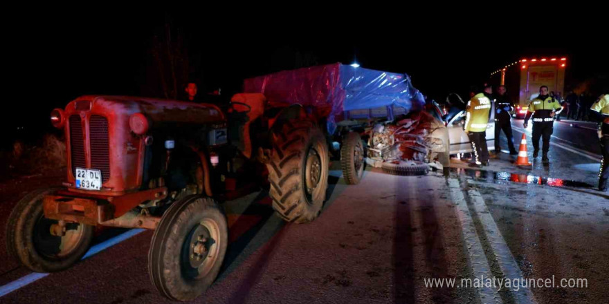 Araçta sıkışan sürücü hayatını kaybetti, eşini kurtarmak için ise ekipler zamanla yarıştı