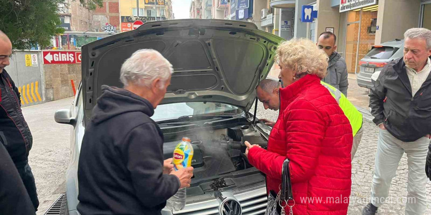 Araçtan bir anda dumanlar yükseldi, şoförün imdadına vatandaşlar koştu