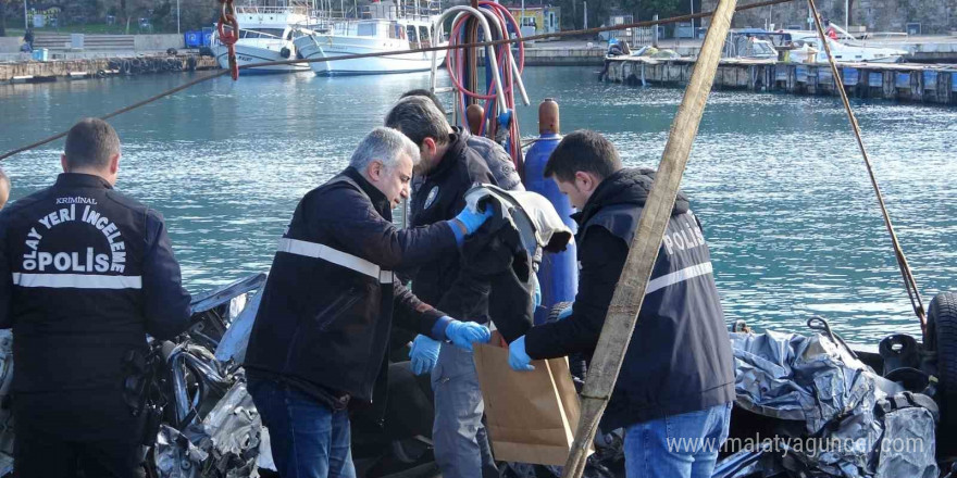 Araçtan çıkan ve kayıp gence ait olduğu değerlendirilen kıyafet delil torbasına konuldu