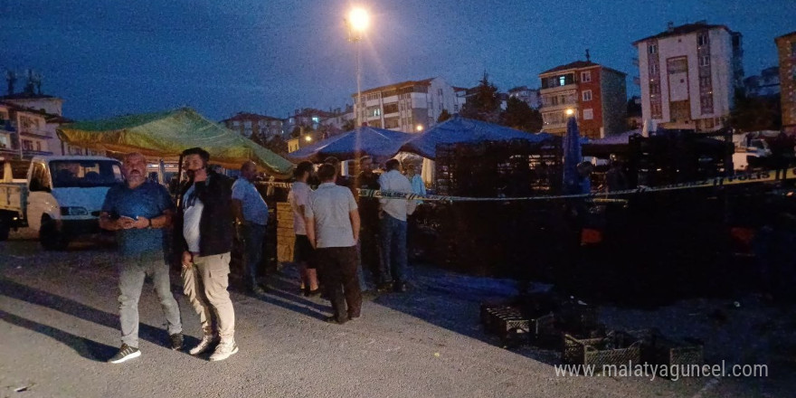 Aralarında husumet bulunan pazarcıyı tezgahı başında vurdu