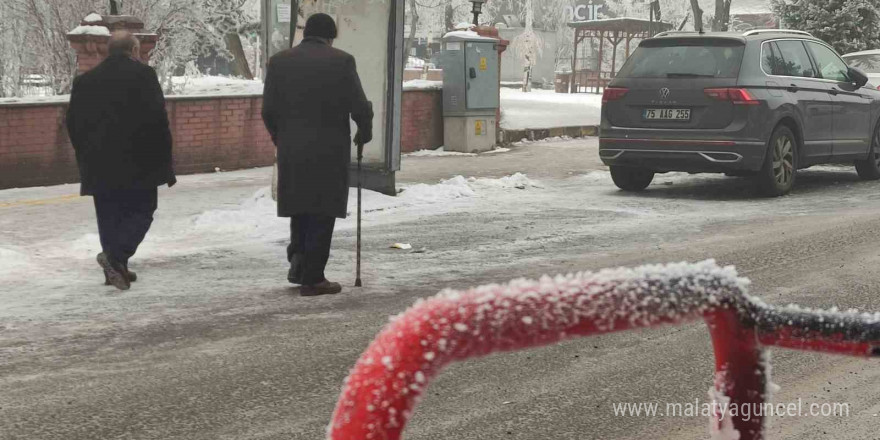 Ardahan buz kesti: Göle eksi 26 derece