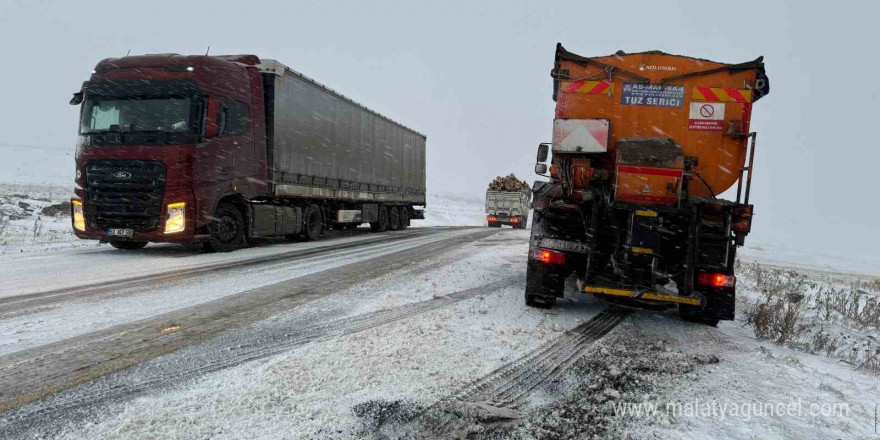 Ardahan’da çok sayıda araç buzlanma nedeniyle yolda kaldı