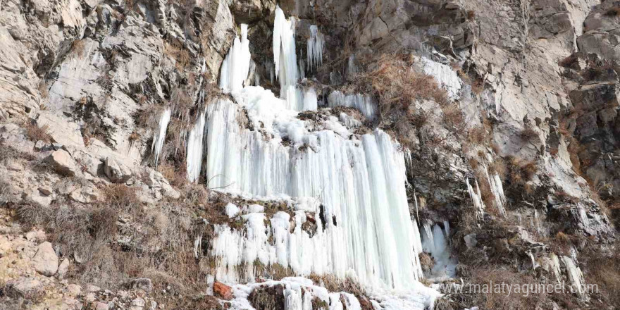 Ardahan’da hava buz kesti, şelale dondu