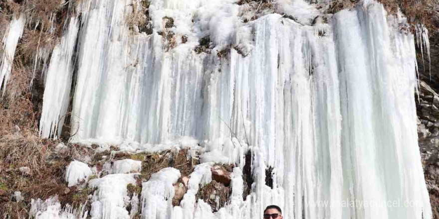 Ardahan’da hava buz kesti, şelale dondu