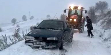 Ardahan’da kar ve tipide yolda mahsur kaldılar