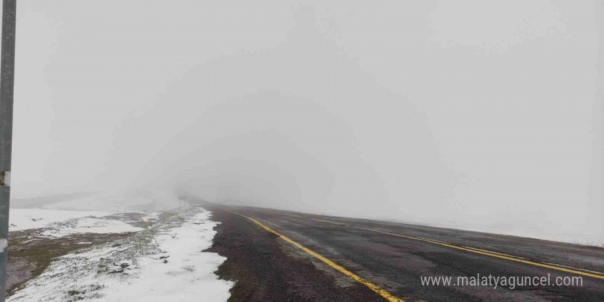 Ardahan’da kar yağışı ulaşımı aksattı