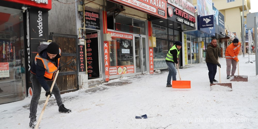 Ardahan’da karla mücadele ekipleri aralıksız çalışıyor