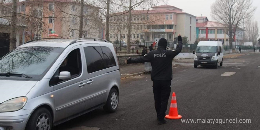 Ardahan’da polis ekiplerince okul çevrelerinde denetim yapıldı