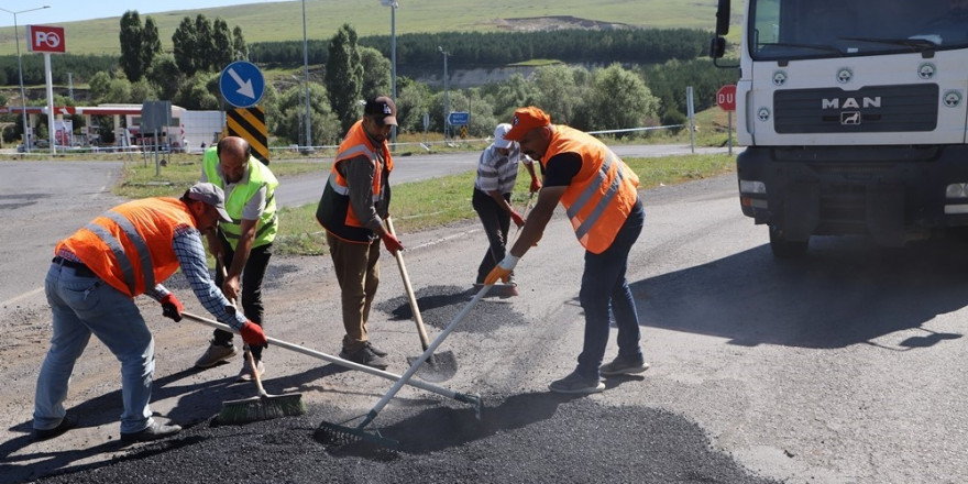 Ardahan’da yol çalışmaları son hız devam ediyor