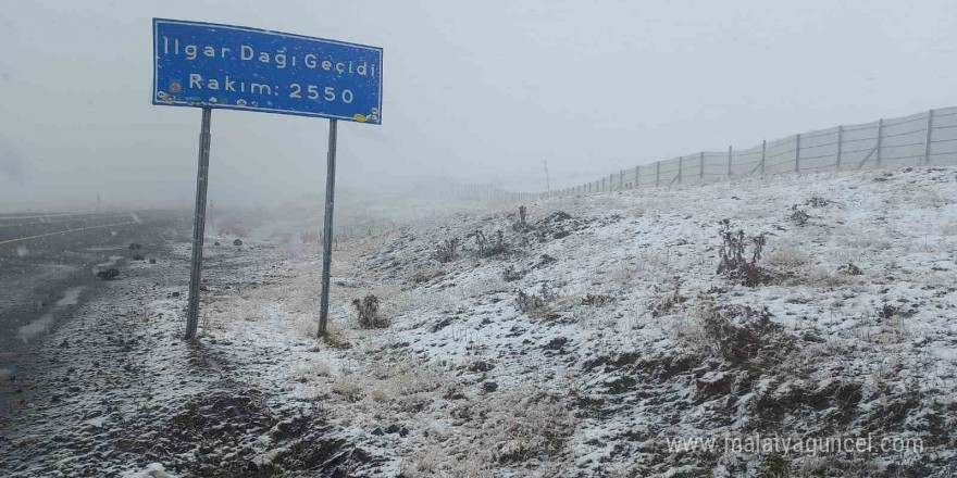 Ardahan’ın yüksek kesimlerine kar yağdı