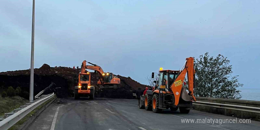 Arhavi’deki heyelanın ardından yol açma çalışmaları başladı