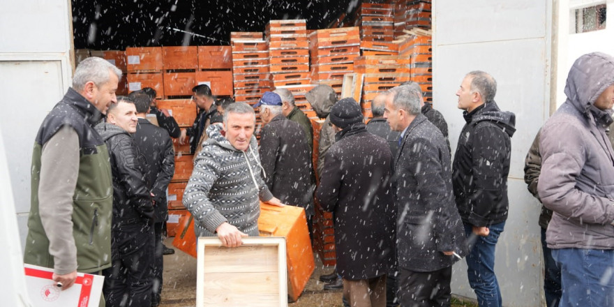 ’Arı Ürünleri Üretim Projesi’ ile arı üreticilerine kovan dağıtımı yapıldı