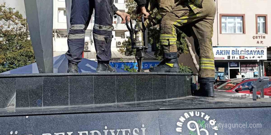 Arnavutköy’de bir çocuk düşürdüğü parasını almak için girdiği anıtta mahsur kaldı