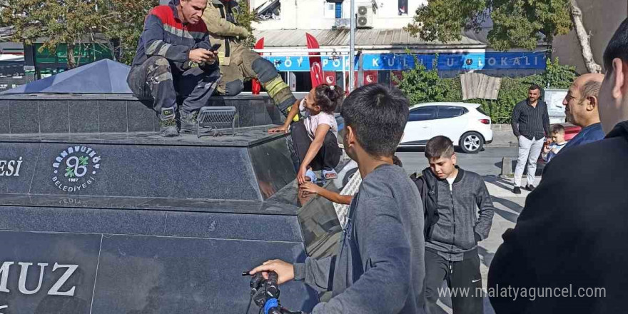 Arnavutköy’de bir çocuk düşürdüğü parasını almak için girdiği anıtta mahsur kaldı