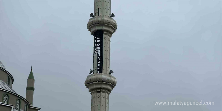 Arnavutköy’de lodos, cami minaresinin parçalarını uçurdu