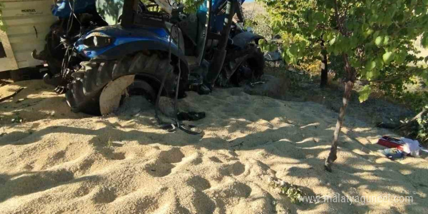 Arpa yüklü traktör devrildi, sürücünün yaralandığı kazada traktör dökülen arpaya gömüldü