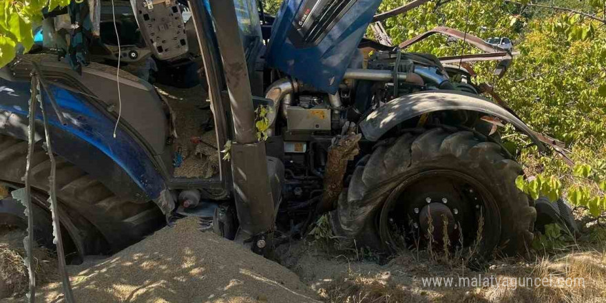 Arpa yüklü traktör devrildi, sürücünün yaralandığı kazada traktör dökülen arpaya gömüldü