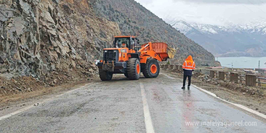 Artvin-Ardahan karayolunda heyelan