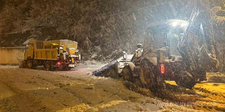 Artvin’de belediye ekiplerinin gece kar mesaisi