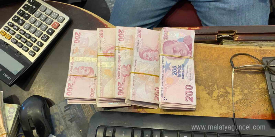 Artvin’de dürüst vatandaş bankadan fazla verilen 100 bin lirayı iade etti