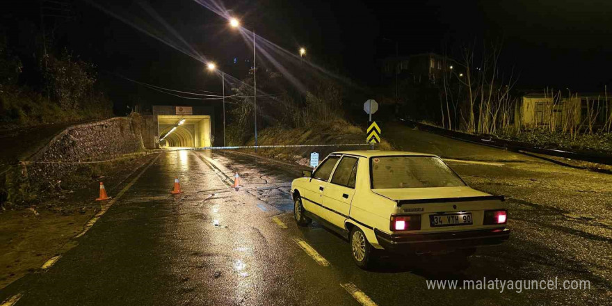 Artvin’de etkili olan fırtına nedeniyle bir ağaç okulun üzerine devrildi