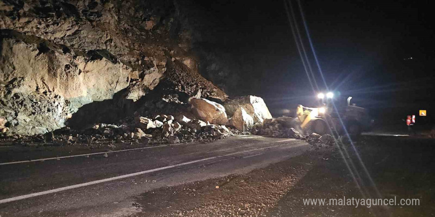 Artvin’de gece meydana gelen heyelan karayolunu ulaşıma kapattı