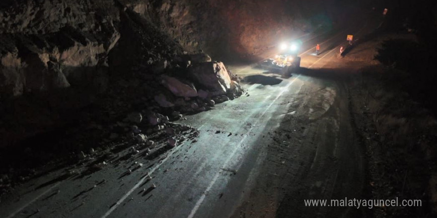 Artvin’de gece meydana gelen heyelan karayolunu ulaşıma kapattı