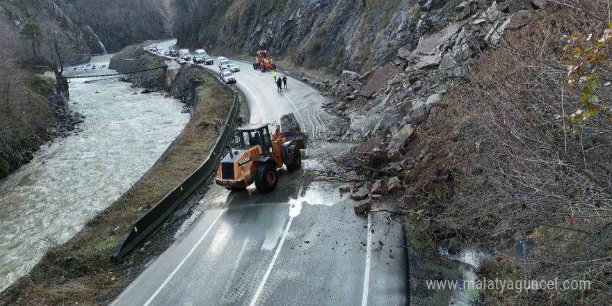 Artvin’de heyelan sonrası Borçka-Hopa karayolu yeniden ulaşıma açıldı